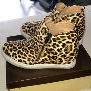 Outwoods Women’s Leopard Print Wedges Size 10